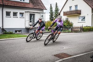 Zwei Fahrer während des Charity Bike Cups