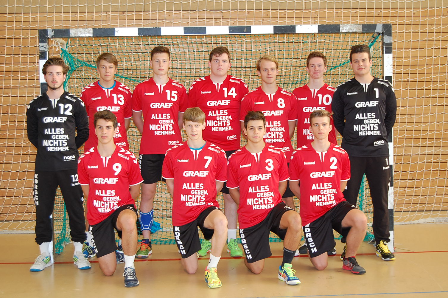 Group picture of the SG Hermdsdorf-Waidmannslust handball team wearing the slogan GIVE EVERYTHING, TAKE NOTHING on their warm-up jerseys.