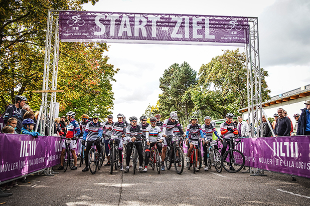 Radfahrer*innen vor dem Start des Charity Bike Cups