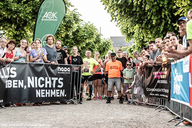 Zieleinlauf mit ALLES GEBEN, NICHTS NEHMEN Banner