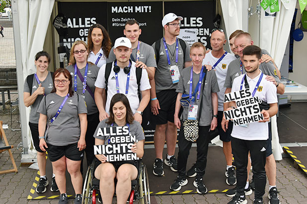 Eine Gruppe von Athlet*innen setzt ein Zeichen für sauberen Sport bei den Special Olympics in Berlin