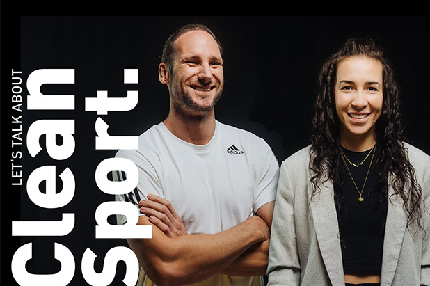 [Translate to EN:] Zwei Sportler*innen vor schwarzem Hintergrund mit Schrift-Banner LET'S TALK ABOUT Clean Sport.