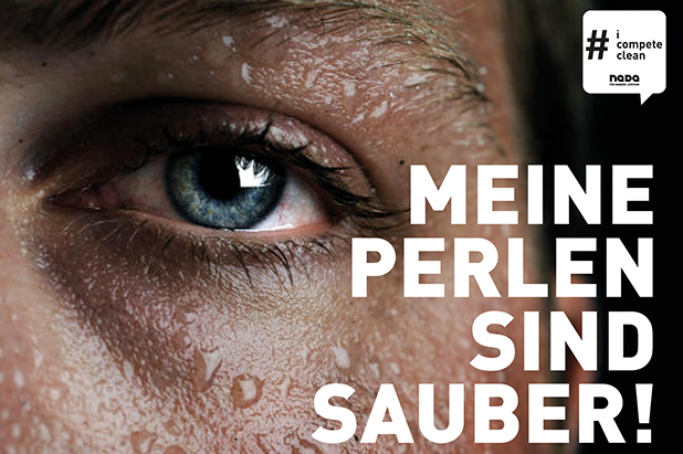 Kampagnen-Plakat mit weiblichem Auge in Nahaufnahme und Schweißperlen drumherum