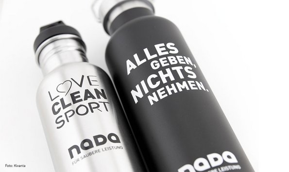 Zwei Trinkflaschen aus Edelstahl der Firma kivanta