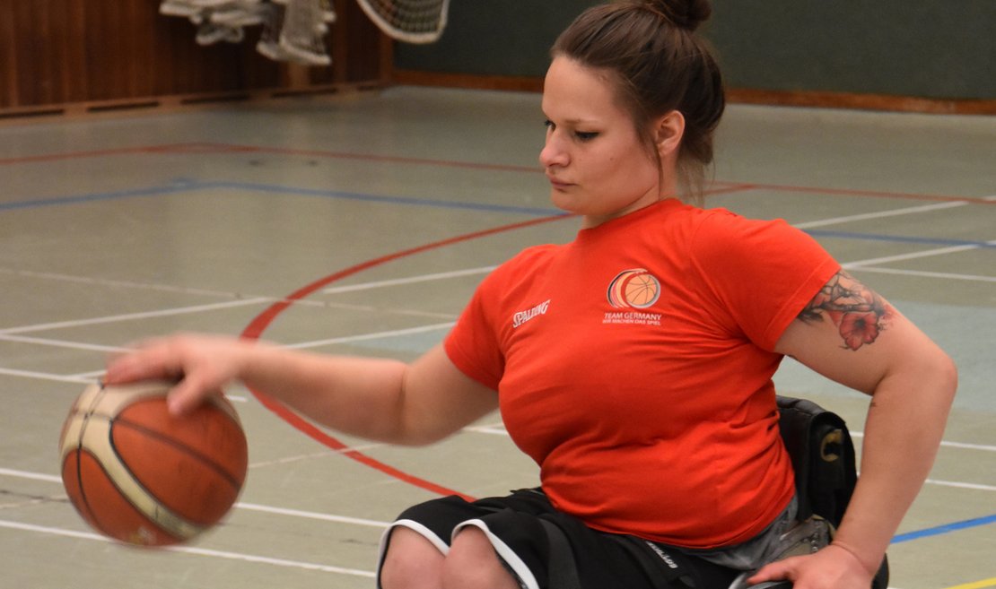 Rollstuhlbasketballerin Lisa Nothelfer dribbelt in der Halle
