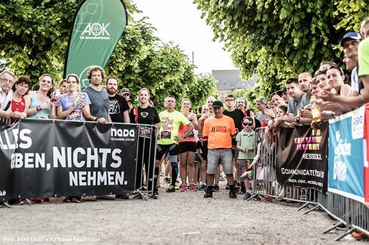 Zieleinlauf mit ALLES GEBEN, NICHTS NEHMEN Banner