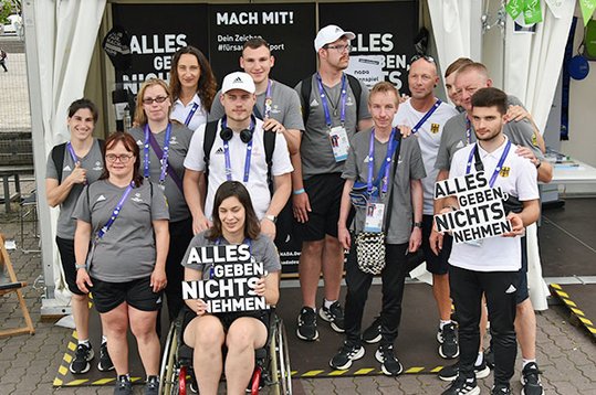 Eine Gruppe von Athlet*innen setzt ein Zeichen für sauberen Sport bei den Special Olympics in Berlin