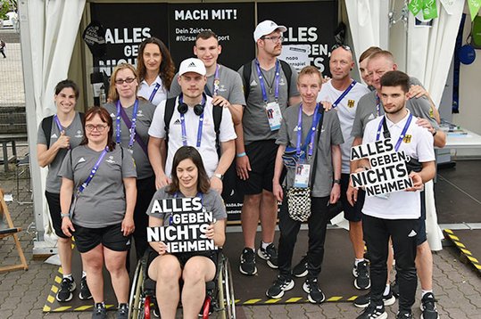 Eine Gruppe von Athlet*innen setzt ein Zeichen für sauberen Sport bei den Special Olympics in Berlin