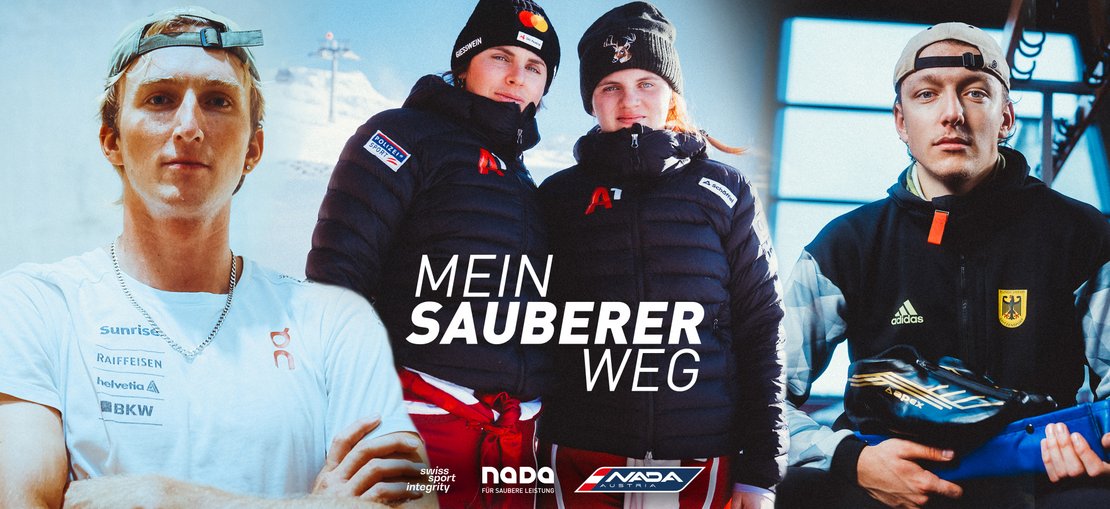 Vier junge Wintersportlerinnen und Wintersportler in Sportbekleidung stehen vor einer alpinen Bergkulisse, mittig der Schriftzug „Mein sauberer Weg“.