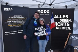 Initiativ-Unterstützer*innen bei Foto-Aktion