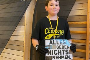 Nachwuchssportler*innen mit Schild in der Hand