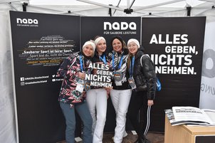 Initiativ-Unterstützer*innen bei Foto-Aktion