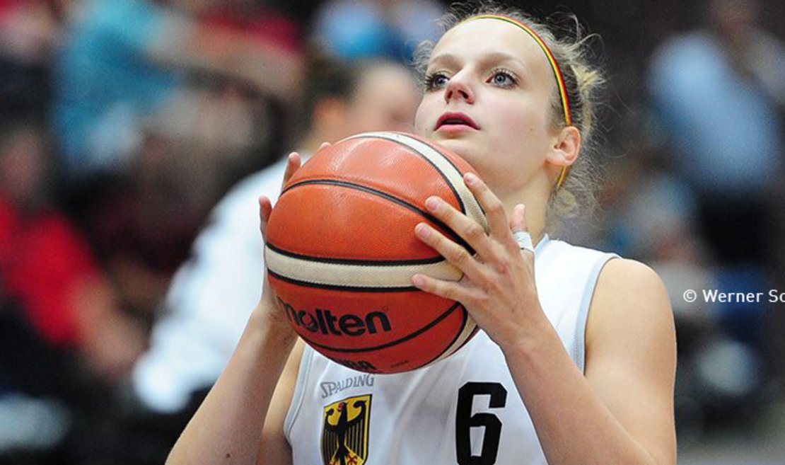 Rollstuhlbasketballerin Catharina Weiss kurz vor dem Wurf mit dem Ball vor dem Korb