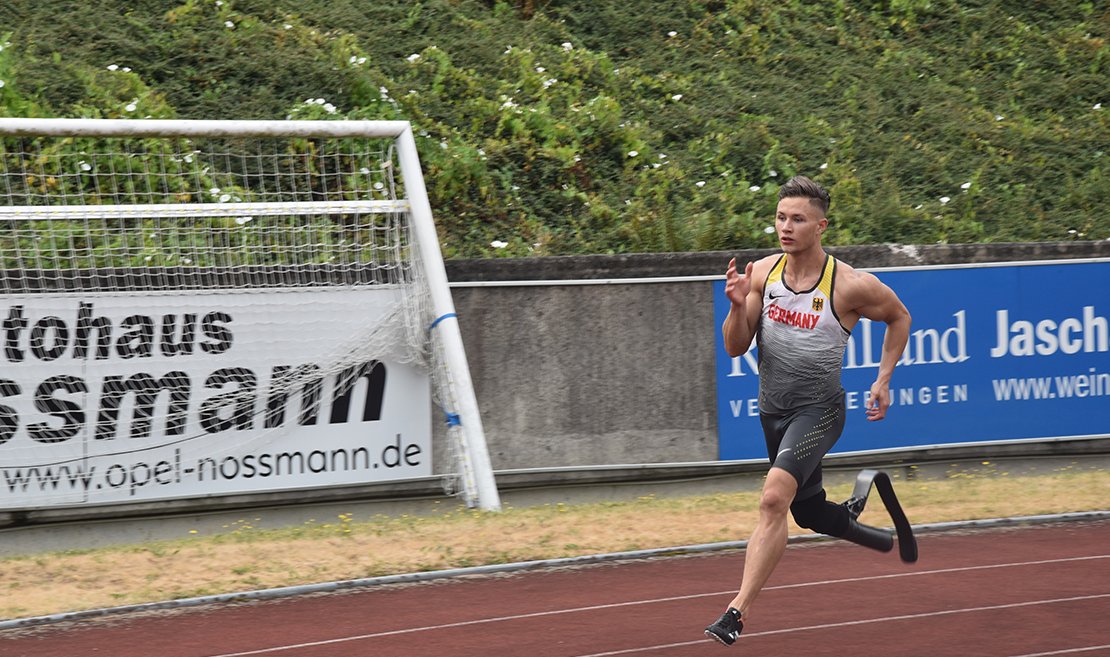 Para-Leichtathlet Felix Streng läuft auf der Tartanbahn