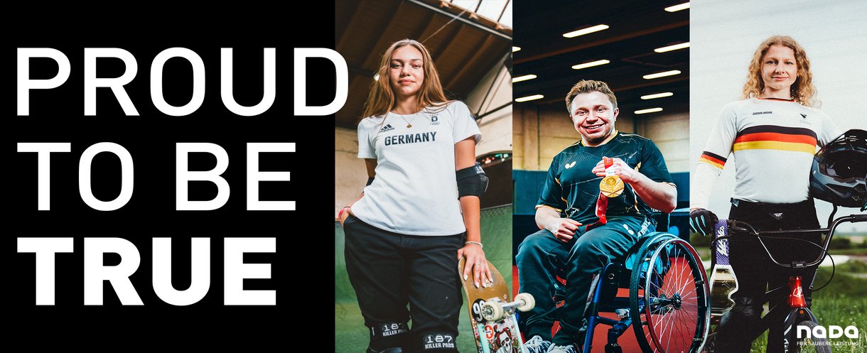 Drei Sportler mit Skateboard, Rollstuhl und Fahrrad in Sportkleidung mit Deutschland-Flaggenfarben neben dem Text 'PROUD TO BE TRUE' in Großbuchstaben auf schwarzem Hintergrund.