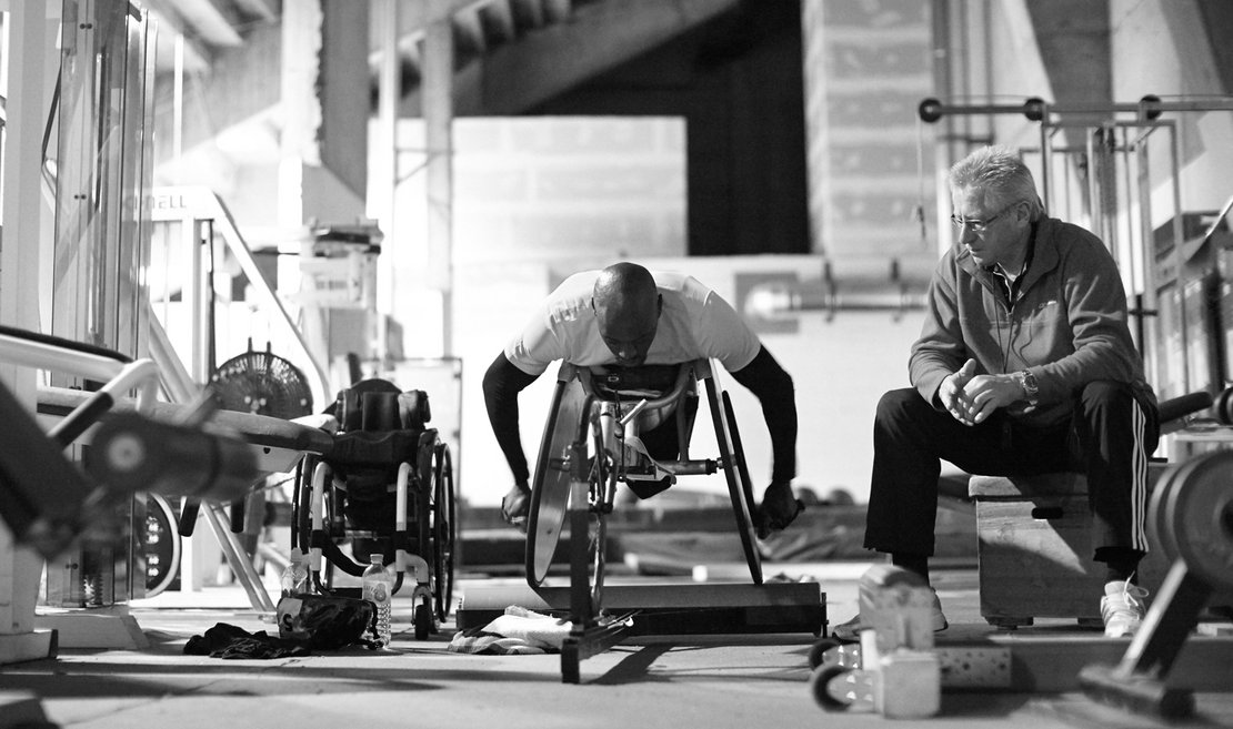 Alhassane Baldé beim Training im Rollstuhl mit seinem Trainer