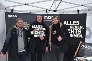 Initiativ-Unterstützer*innen bei Foto-Aktion